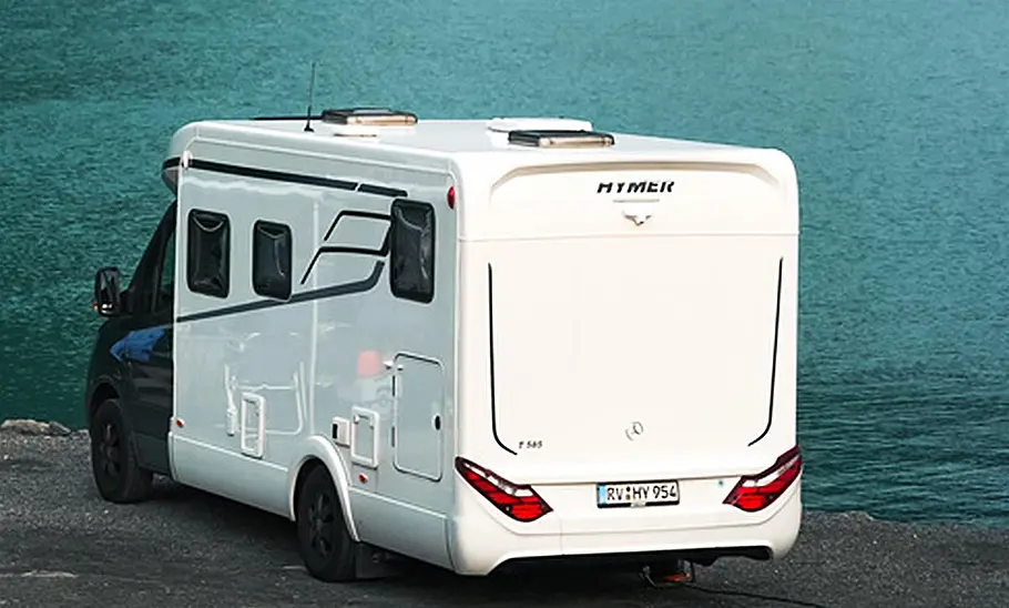 Die Außenaufnahme zeigt den Hymer Tramp S 585 (2025) von schräg hinten.