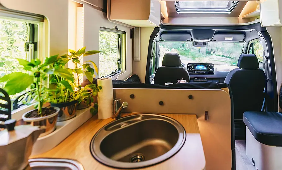 Die Innenaufnahme zeigt die Küche des Hymer Tramp S 585 (2025).