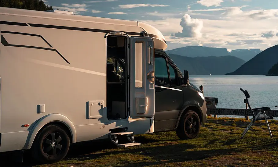 Die Außenaufnahme zeigt den Hymer Tramp S 585 (2025) von hinten seitlich bei geöffneter Audbautür.