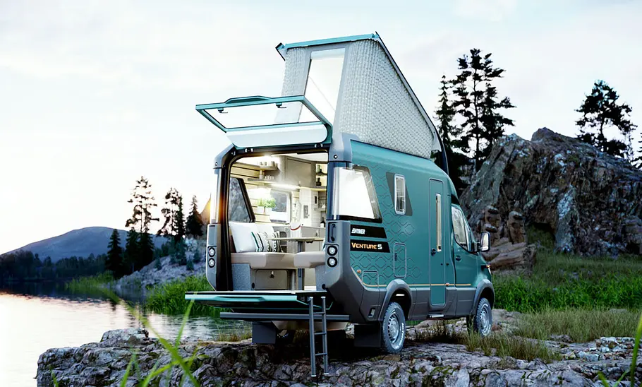 Außenansicht auf den Hymer Venture S (2025) von schäg hinten.