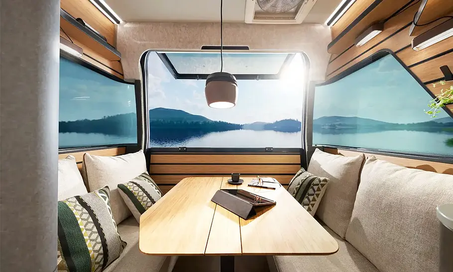 Die Innenansicht zeigt die Hecklounge im Hymer Venture S (2025).