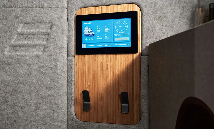 Die Detailaufnahme zeigt ein Bedienpanel an einer Innenwand des Hymer Venture S (2025).