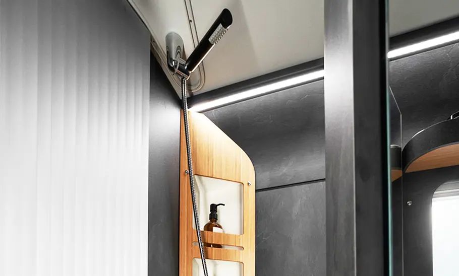 Die Innenansicht zeigt die Dusche im Bad des Hymer Venture S (2025).
