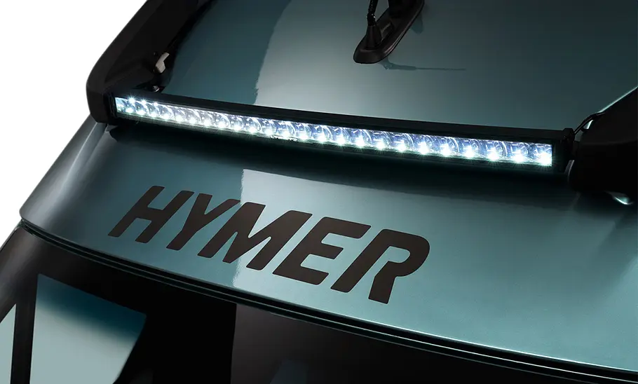 Die Detailaufnahme zeigt eine LED_Lichtleiste über der Windschutzscheibe des Hymer Venture S (2025).
