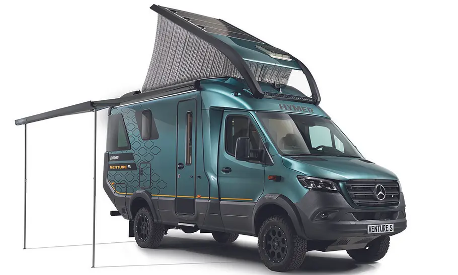 Außenansicht auf den Hymer Venture S (2025) mit ausgefahrenem Aufstelldach und ausgefahrener Markise von schäg seitlich.