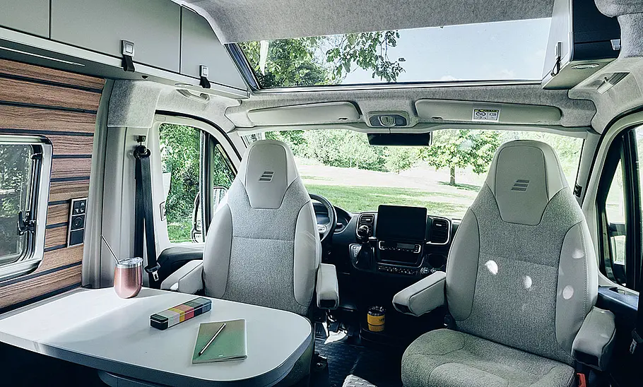Hymer Yosemite (2023) Die Innenansicht des Hymer Yosemite (2023). Man sieht die Fahrerkabine.
