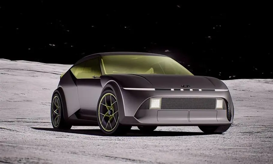Das Hyundai Concept Three (2025) stehend von schräg vorne fotografiert.