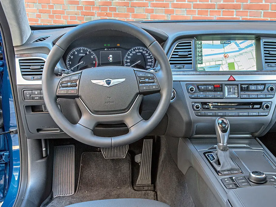 hyundai genesis 2015 3.8 v6 gdi test limousine cockpit