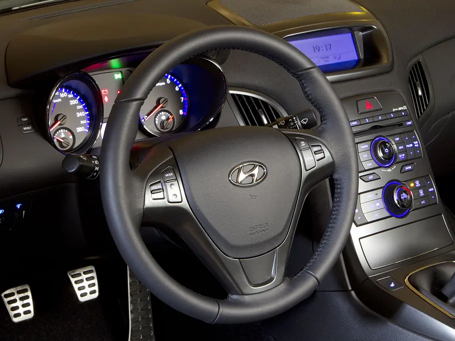 Hyundai Genesis Coupe 3.8 V6 Cockpit