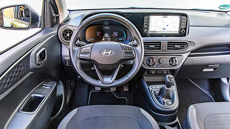 Blick auf die Armaturen im Innenraum des Hyundai i10.