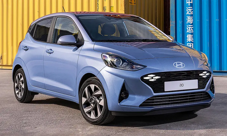 Der Hyundai i10 (2023) statisch von schräg vorne fotografiert.