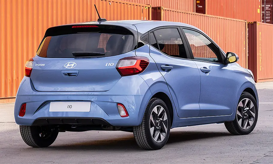 Der Hyundai i10 (2023) statisch von schräg hinten fotografiert.