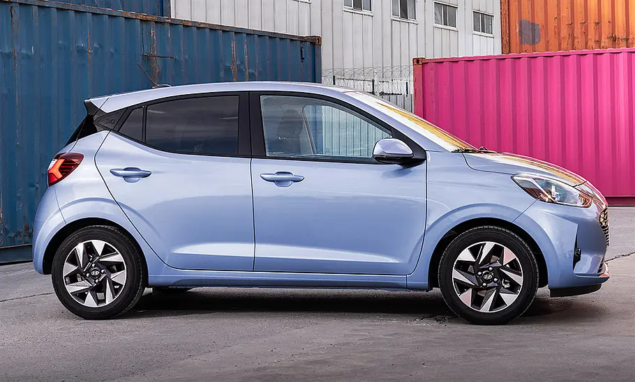 Der Hyundai i10 (2023) statisch von der Seite fotografiert.