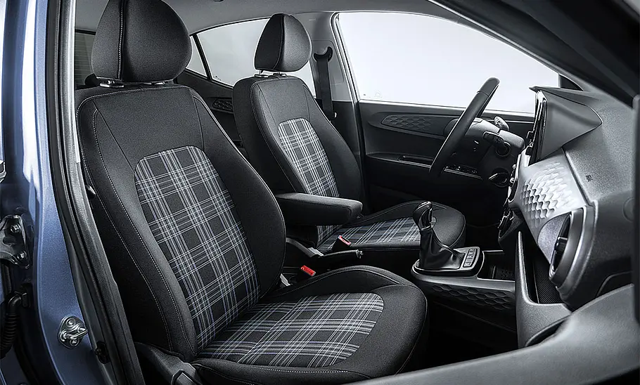 Die Vordersitze des Hyundai i10 (2023).
