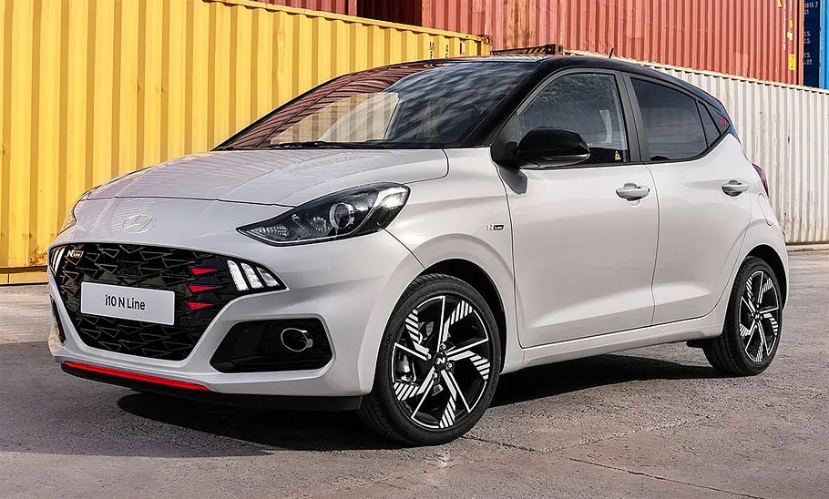 Der Hyundai i10 N Line (2023) statisch von schräg vorne fotografiert.