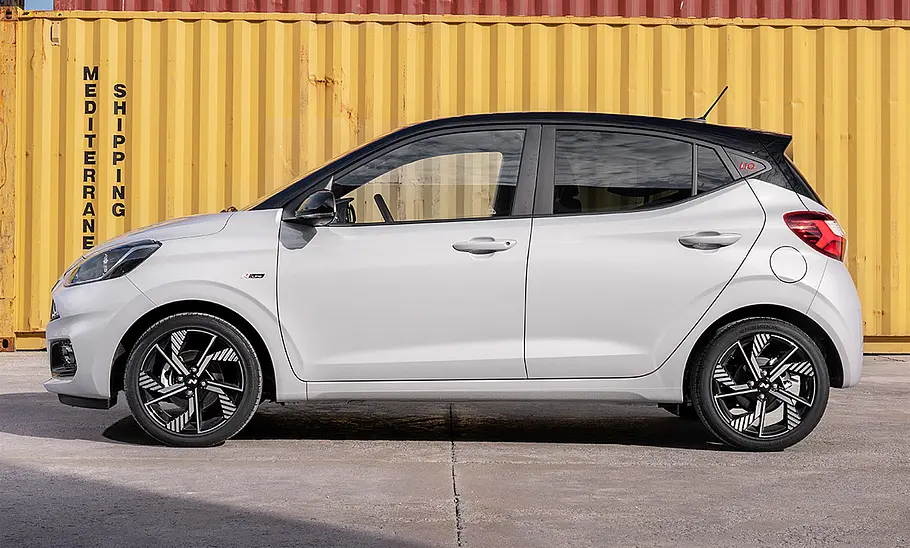 Der Hyundai i10 N Line (2023) statisch von der Seite fotografiert.
