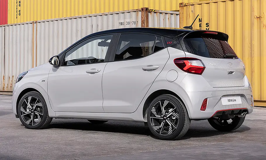 Der Hyundai i10 N Line (2023) statisch von schräg hinten fotografiert.