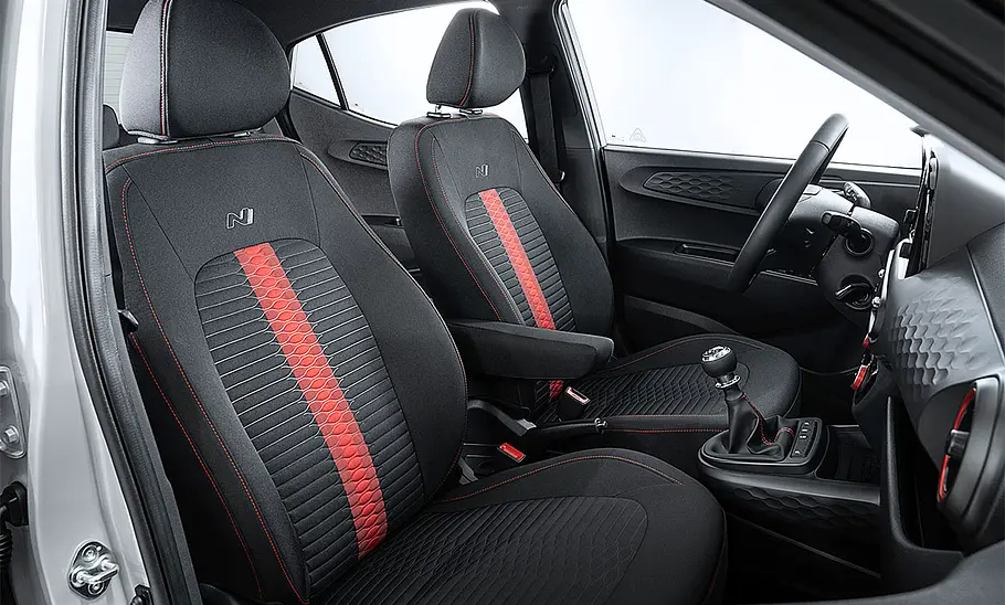 Die Vordersitze des Hyundai i10 N Line (2023).