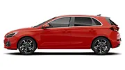 Der Hyundai i30 steht vor weißem Hintergrund, von links fotografiert. - Foto: Carwow