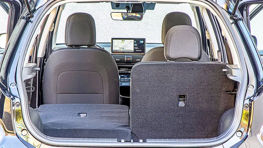 Blick in den Kofferraum des Hyundai Inster.