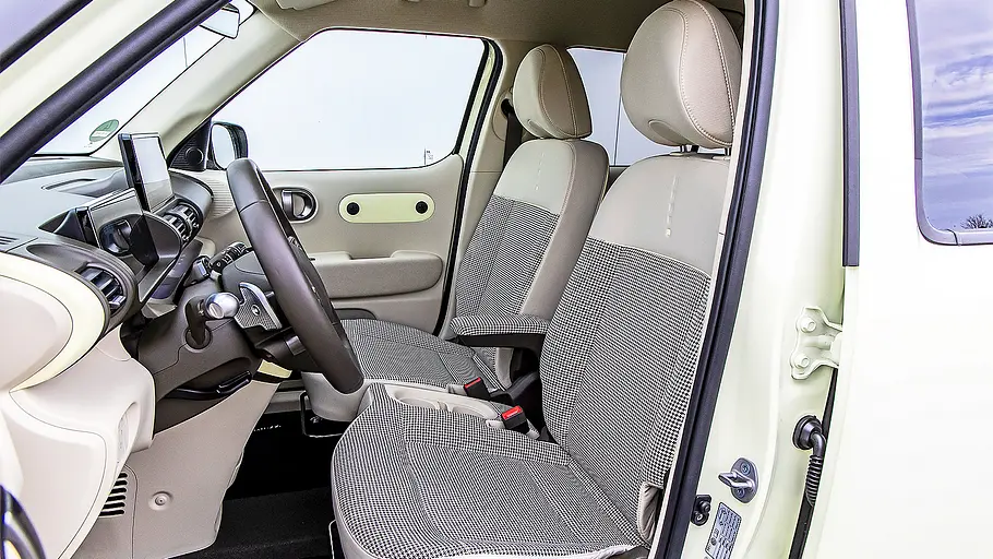 Blick auf die Vordersitze im Innenraum des Hyundai Inster.