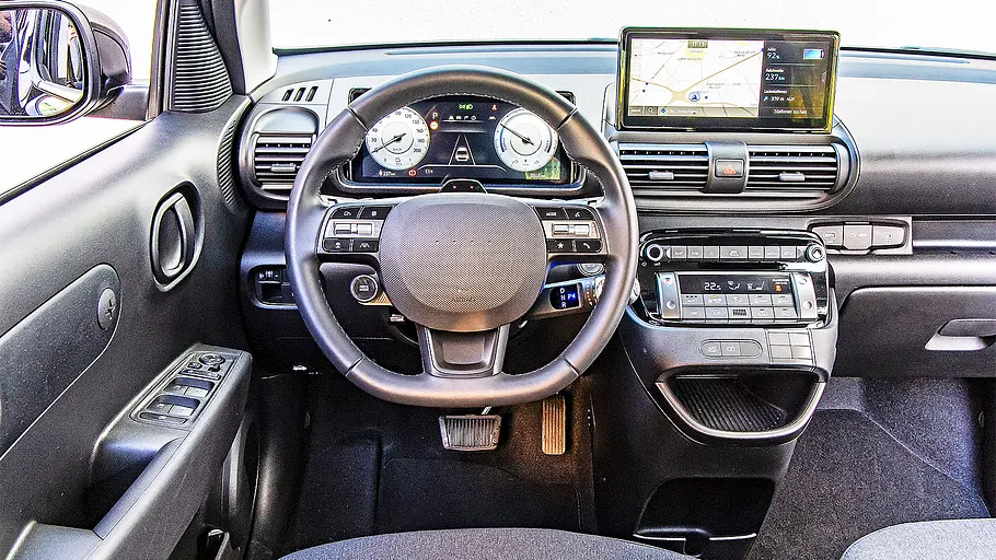 Blick auf die Armaturen im Innenraum des Hyundai Inster.