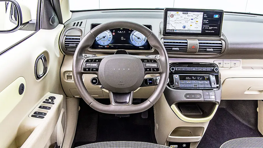 Blick auf die Armaturen im Innenraum des Hyundai Inster.