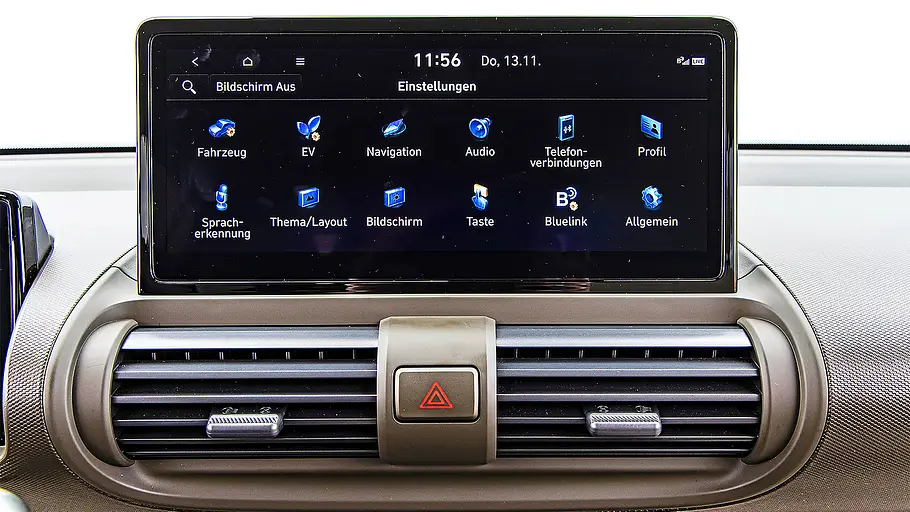 Blick auf die Armaturen im Innenraum des Hyundai Inster.
