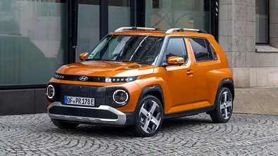Der Hyundai Inster statisch von schräg vorne links. - Foto: Hyundai