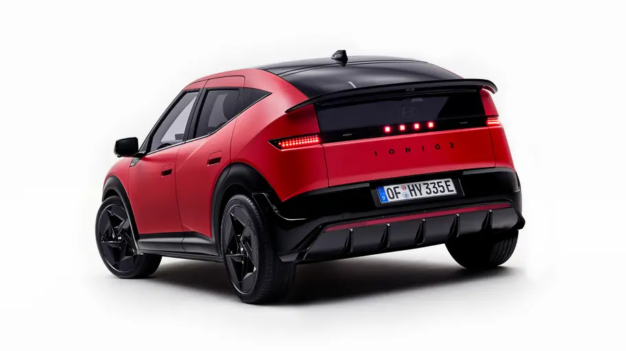 Hyundai Ioniq 3 Der Hyundai Ioniq 3 steht vor weißem Hintergrund, von hinten links fotografiert.