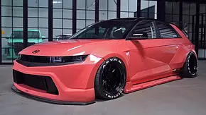 Der Hyundai Ioniq 5 mit Breitbau von Coga Bodykit statisch von schräg vorne fotografiert. - Foto: Platinum Auto Workshop/Youtube