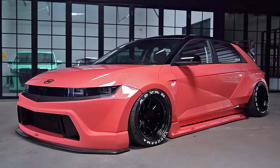 Hyundai Ioniq 5 Widebody Der Hyundai Ioniq 5 mit Breitbau von Coga Bodykit statisch von schräg vorne fotografiert.