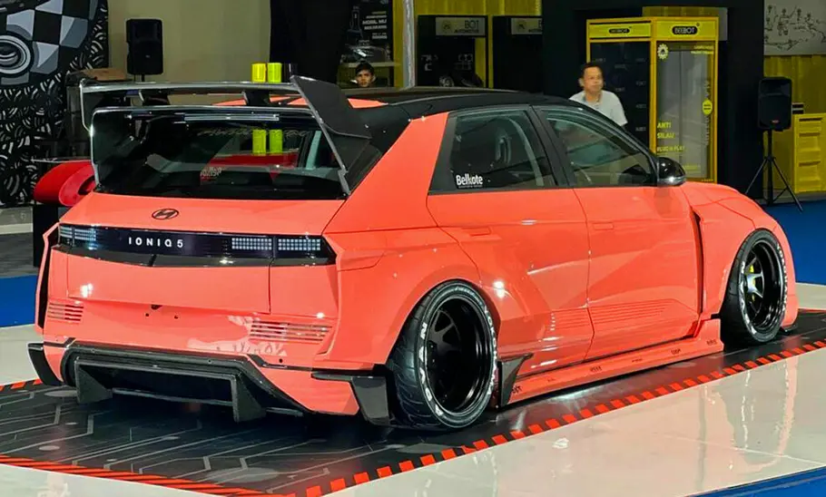 Hyundai Ioniq 5 Widebody Der Hyundai Ioniq 5 mit Breitbau von Coga Bodykit statisch von schräg hinten fotografiert.