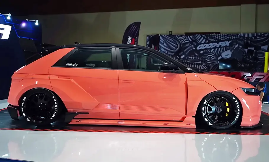 Hyundai Ioniq 5 Widebody Der Hyundai Ioniq 5 mit Breitbau von Coga Bodykit statisch von der Seite fotografiert.