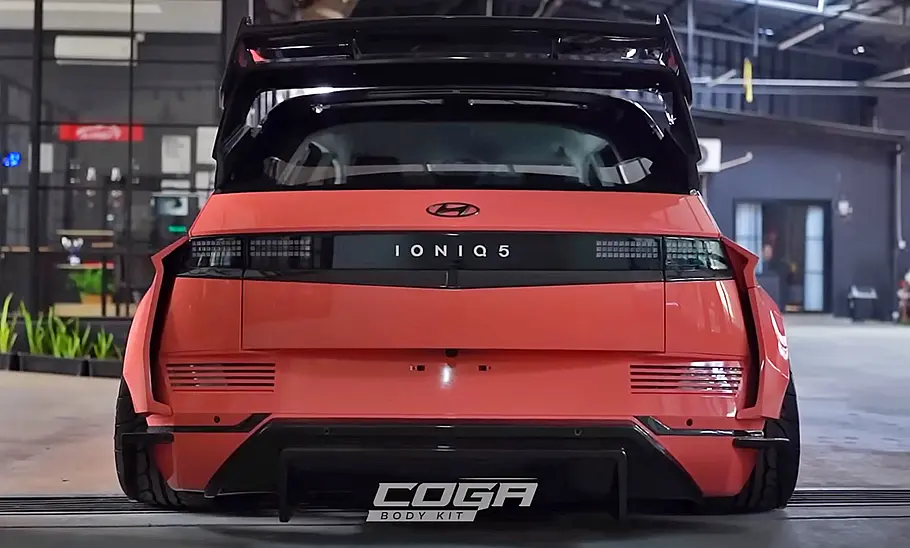 Hyundai Ioniq 5 Widebody Der Hyundai Ioniq 5 mit Breitbau von Coga Bodykit statisch von hinten fotografiert.
