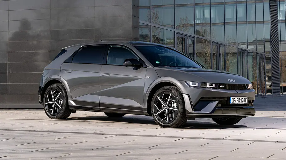 Hyundai Ioniq 5 Leasing News Der Hyundai Ioniq 5 als N-Line-Modell statisch von schräg vorne rechts vor einem verglasten Gebäude.