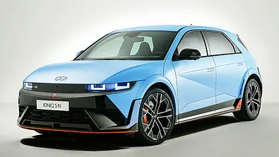Hyundai Ioniq 5 N (2023) vor weißem Hintergrund, Ansicht von vorne links. - Foto: Hyundai