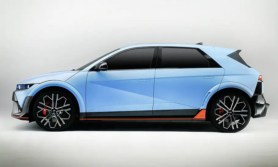 Hyundai Ioniq 5 N (2023) Hyundai Ioniq 5 N (2023) vor weißem Hintergrund, Ansicht von der linken Seite.