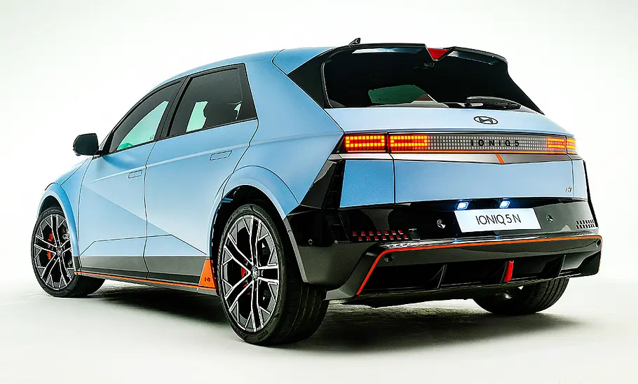 Hyundai Ioniq 5 N (2023) Hyundai Ioniq 5 N (2023) vor weißem Hintergrund, Ansicht von hinten links.