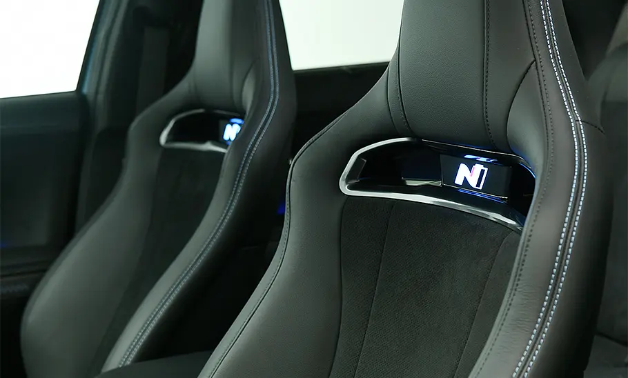 Hyundai Ioniq 5 N (2023) Blick auf die Rückenlehnen der Vordersitze des Hyundai Ioniq 5 N (2023).