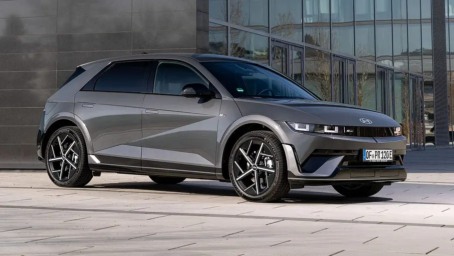 Der Hyundai Ioniq 5 stehend, von schräg vorne rechts.