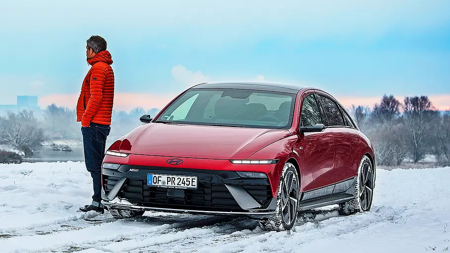 Hyundai Ioniq 6 Facelift Blick von schräg vorne auf das Hyundai Ioniq 6 Facelift (2025).