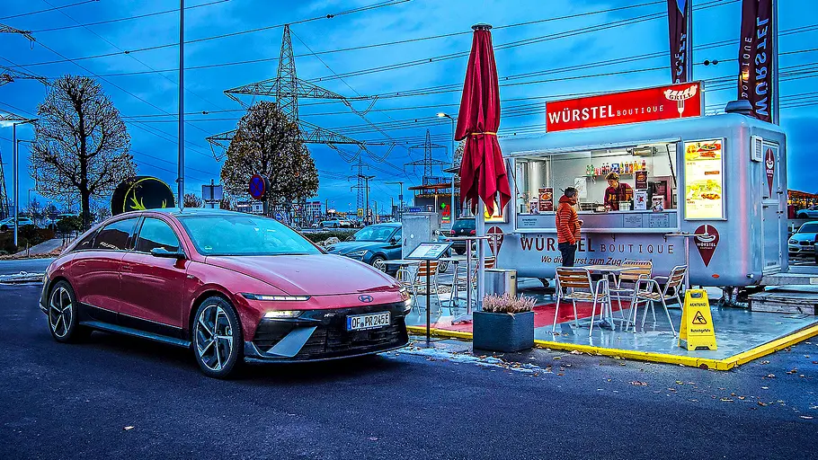 Hyundai Ioniq 6 Facelift Blick von schräg vorne auf das Hyundai Ioniq 6 Facelift (2025).