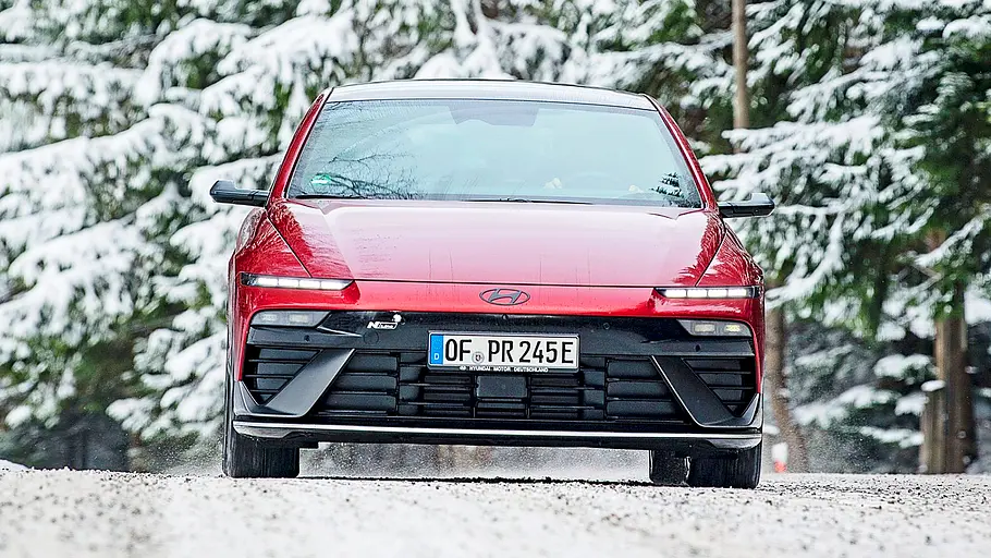 Hyundai Ioniq 6 Facelift Blick von vorne auf das fahrende Hyundai Ioniq 6 Facelift (2025).