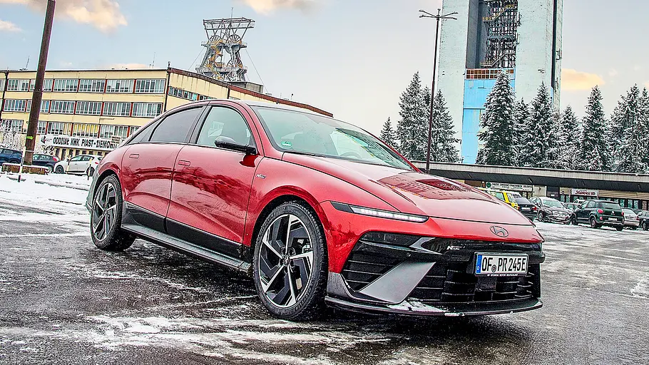 Hyundai Ioniq 6 Facelift Das Hyundai Ioniq 6 Facelift steht im Winter auf einem Parkplatz, von vorne rechts fotografiert.