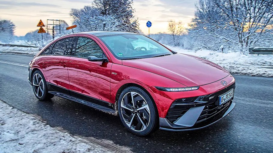 Hyundai Ioniq 6 Facelift Blick von schräg vorne auf das fahrende Hyundai Ioniq 6 Facelift (2025).