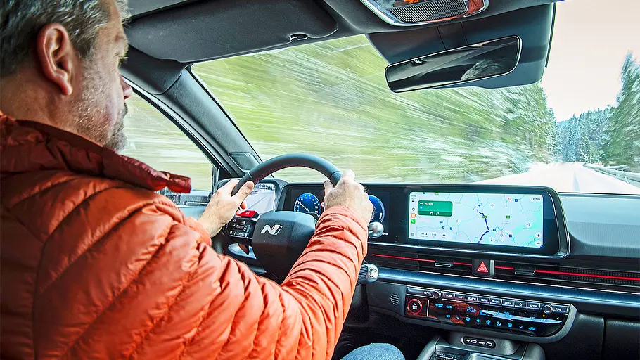Hyundai Ioniq 6 Facelift Blick auf die Armaturen im Innenraum des Hyundai Ioniq 6 Facelift (2025) mit einer Person am Steuer..