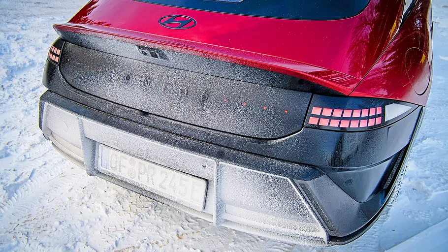 Hyundai Ioniq 6 Facelift Detailansicht auf die verschneite Heckpartie des Hyundai Ioniq 6 Facelift (2025).