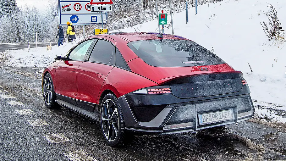 Hyundai Ioniq 6 Facelift Blick von schräg hinten auf das Hyundai Ioniq 6 Facelift (2025).