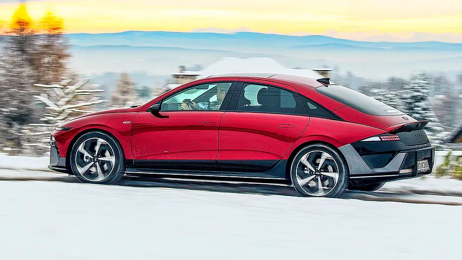 Hyundai Ioniq 6 Facelift Blick von der Seite auf das fahrende Hyundai Ioniq 6 Facelift (2025).